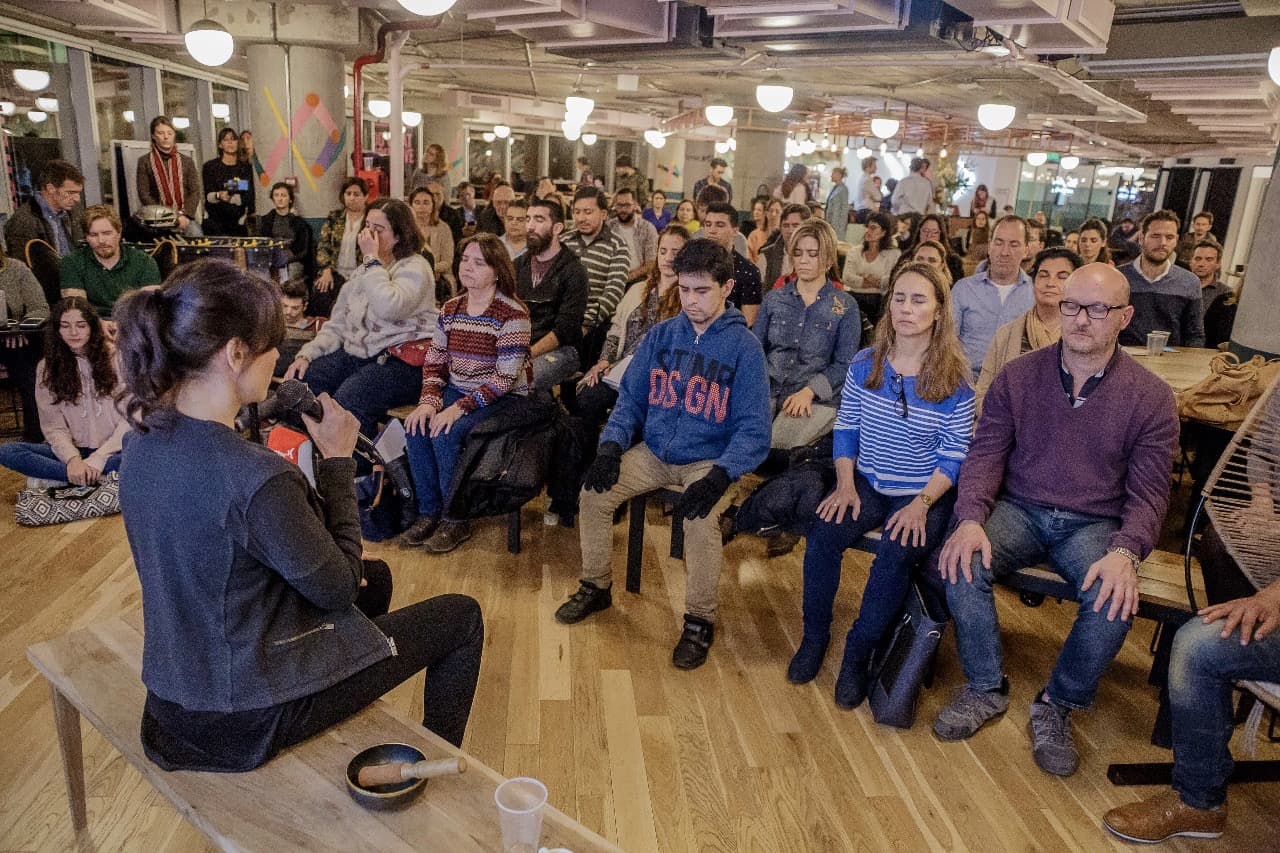 Inés facilitando una experiencia de meditación para un equipo