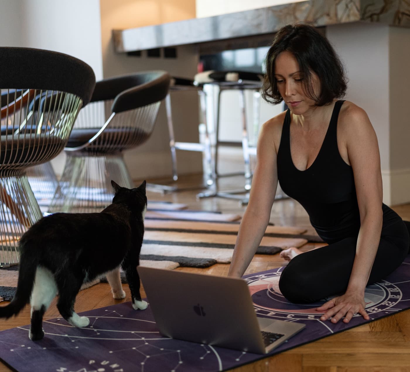 Inés practicando en casa frente a la computadora